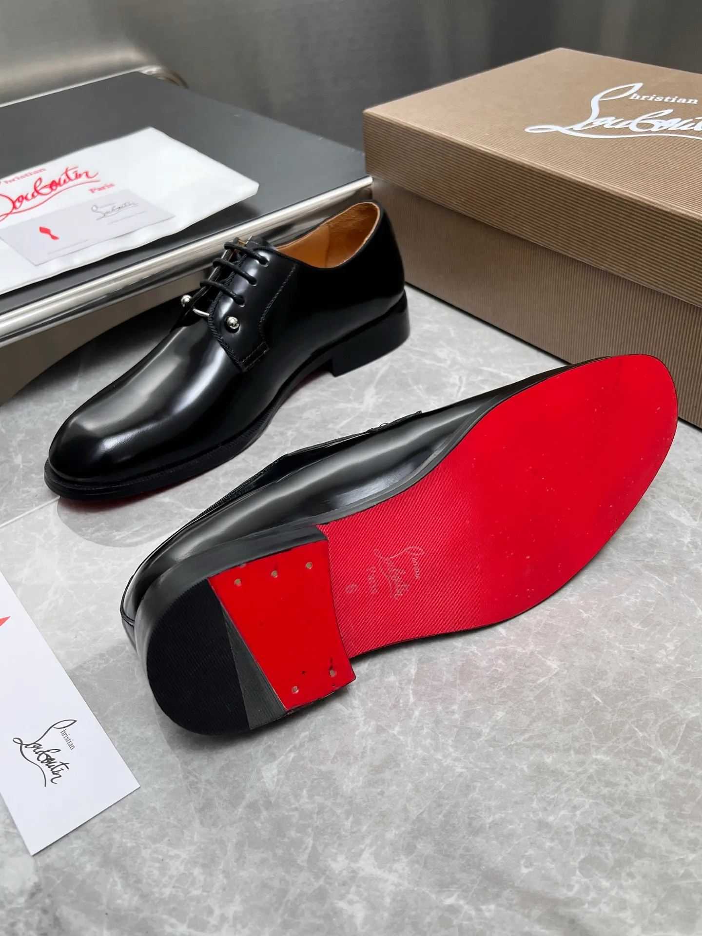 [CL red sole] Top P: 900💰 Number of yards: 39~44 (38.4546. Customized, non-refundable) CL new men's formal shoes Loaf leather shoes Christia* Loubouti* red sole shoes The red sole is luxurious and elegant, reshaping the style boundary of casual formal wear. It is extremely innovative in material selection, and creates a rich visual and tactile experience through the collision of different materials! Made of top-grade calfskin/glossy patent leather/spliced ​​technical fabric in contrasting colors. The upper is stitched by hand with fine and even stitching. It is based on the square-toe loafer shoe shape, with neat and elegant lines, which fits the toughness of men's wear. The upper is embellished with metal rivets, injecting individual details into classic loafers, breaking the mediocrity of casual shoes, and giving a concrete expression of "low-key luxury". From the original color/red cowhide lining inside the shoe to the instantly recognizable red sole, the "red sole" is not only the brand's visual identity, but also a "luxury codeword" when walking. The red sole exposed inadvertently conveys taste and identity instantly. From the innovative splicing of materials, to the personalized fusion of design, to the ingenious inheritance of craftsmanship, the Christian Louboutin men's loafer series is not only a pair of casual shoes, but also a "yuppie style" dressing weapon for men. Whether it is a casual business meeting or a casual look for daily travel, it can help you become a unique and stylish man in every occasion with its "red Loaf" attitude.